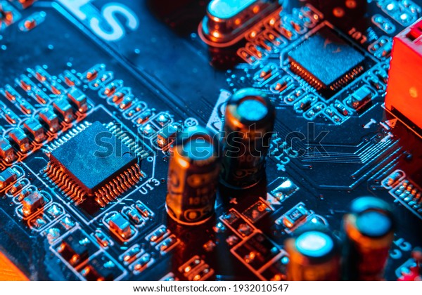 Componentes electrónicos en una tarjeta de circuito impreso. Resistor, inductor y condensador de PCB. Concepto Ingeniería eléctrica, microprocesador, tecnología. Enfoque selectivo