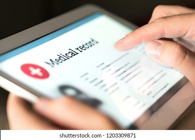 Электронная медицинская запись с данными пациента и медицинской информацией в планшете. Доктор использует цифровое смарт-устройство для чтения отчета онлайн. Современные технологии в больнице.