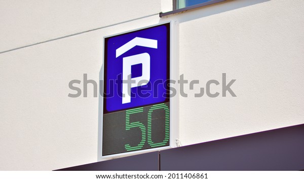 Electronic sign. Status\
Parking at mall