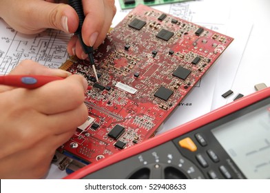 Electronic Technician - Electronic Tech Troubleshooting Circuit Board And Electronic Repair