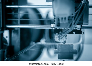 Elektronischer dreidimensionaler Kunststoffdrucker bei der Arbeit