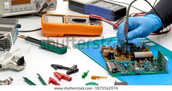 Electronics repair service-the master checks\
the electronic unit and performs electrical\
measurements.Oscilloscope and multimeter measuring\
instruments.