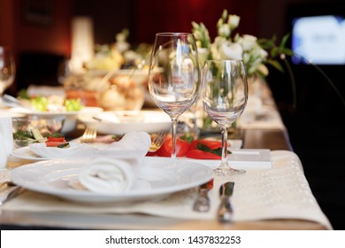 Elegance Table Set Up For Dinning Room 