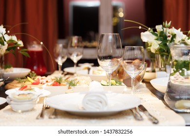 Elegance Table Set Up For Dinning Room 