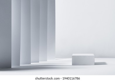 Élégant podium blanc abstrait en lumière du soleil avec ombre, place rayée avec perspective sur fond blanc pour l'affichage du produit. Un design géométrique simple et moderne.