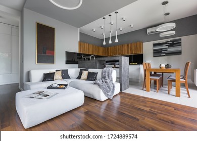 Elegante Wohnung mit Küche mit Essbereich offen zum Wohnzimmer mit großem Sofa für eine weiße Ecke