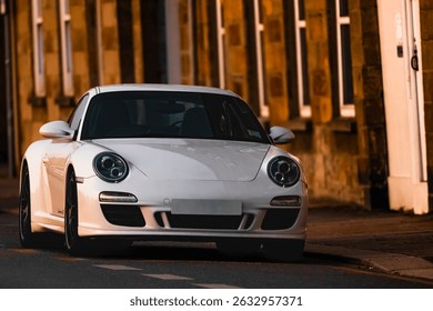 Automóviles elegantes en la calle, su pintura blanca reluciente como perlas.