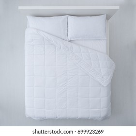 Imagenes Fotos De Stock Y Vectores Sobre Bedding Comforter