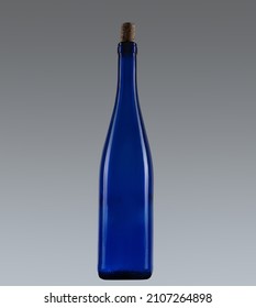 Bouteille élégante de type vin bleu avec liège, sur fond gris dégradé. De belles réflexions.