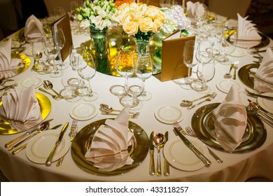 The elegant dinner table.