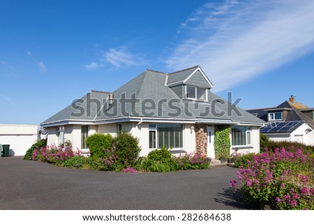 Elegant english bungalow with beautiful garden