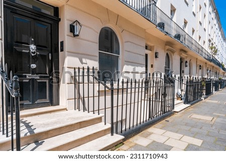 Elegant Georgian terraced houses in residential street of Belgravia, London, UK Imagine de stoc © 