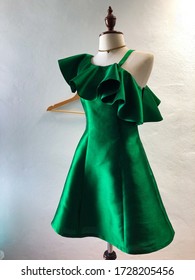 Elegant Green Party dress on mannequin one shoulder dress with ruffle for prom party graduation bridesmaid dress in silk fabric