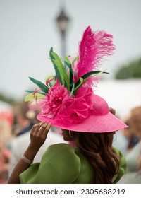 Sombreros elegantes y vestimenta elegante en las carreras de caballos 