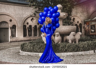 Elegant Luxury Fashion. Glamour, Stylish Elegant Woman In Long Gown Sequin Dress Is Holding Bunch Of Balloons. Female Model In Sequin Long Dress In The Park. Outdoor Shoot. Girl With Balloons.Couture.