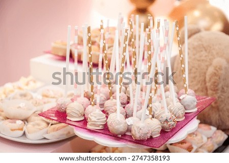 Elegant pink sweet table setup for a birthday celebration featuring beautifully decorated cake pops and delicate desserts in soft pastel tones. The perfect inspiration for a glamorous and fairy-tale birthday party with stylish sweet details.