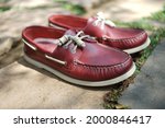 elegant red leather shoes, suitable for men to wear