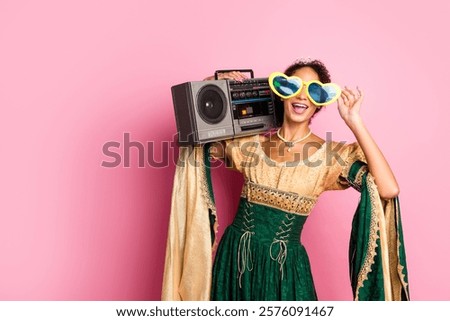 Similar – Foto Bild Vintage rosa Boombox gegen blauen Hintergrund