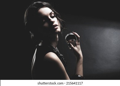 Elegant sensual young woman holding perfume, Fashion photo 