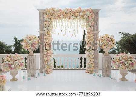 Elegant Wedding Arch Fresh Flowers Vases Stockfoto Jetzt Bearbeiten