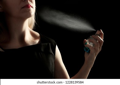 227 Black woman using perfume Images, Stock Photos & Vectors | Shutterstock