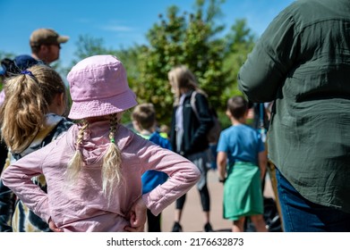 Elementary School Class Field Trip To A Outdoor Zoo.