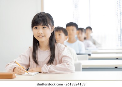 Elementary school students studying at a cram school
