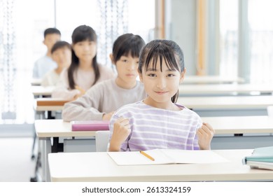 Elementary school students studying at a cram school