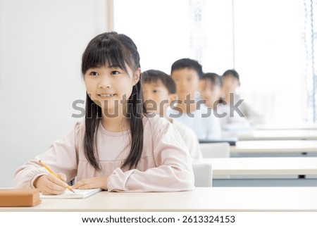 Elementary school students studying at a cram school