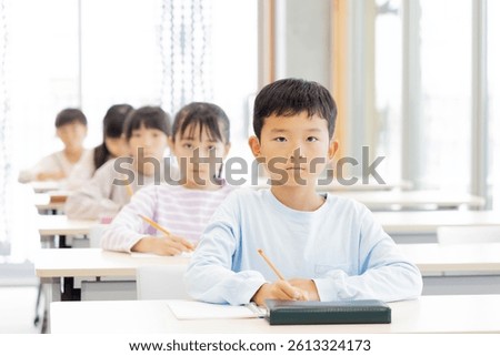 Elementary school students studying at a cram school