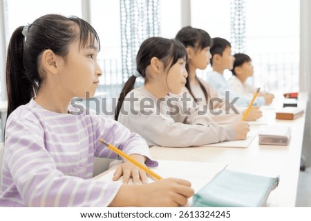 Elementary school students studying at a cram school