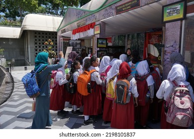 Elementary School Students Visit The Tugu Pahlawan Museum To Learn The History Of The Struggle Of The Indonesian People Against The Invaders As Well As To See The Exhibition (Surabaya, 29 August 2017)