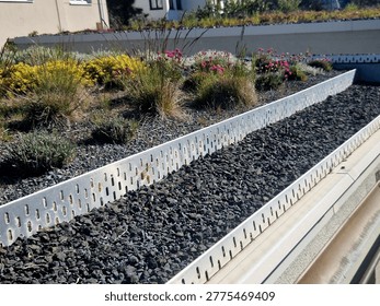 elements extensive green roof.Deck strip aluminum profile with holes separates vegetation layer gravel ventilate drain edge roof. studded foil under substrate, retains water excess rainwater to drain.