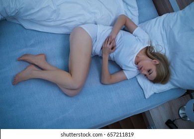 女性 寝る 俯瞰 の画像 写真素材 ベクター画像 Shutterstock