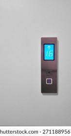 Elevator call panel with digital floor display
