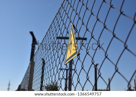 Elictricity warning sign on a cyclone fence