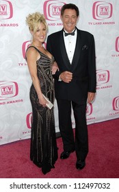 Elizabeth Kennedy And Barry Williams At The 5th Annual TV Land Awards. Barker Hangar, Santa Monica, CA. 04-14-07