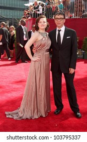 Elizabeth Moss And Fred Armisen At The 61st Annual Primetime Emmy Awards. Nokia Theatre, Los Angeles, CA. 09-20-09