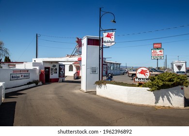 Ellinsburg, WA - USA - 04-16-2021: Crossett's Red Horse Diner Mobilgas Station Road Side Attraction On A Sunny Spring Day