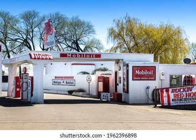 Ellinsburg, WA - USA - 04-16-2021: Crossett's Red Horse Diner Mobilgas Station Road Side Attraction On A Sunny Spring Day