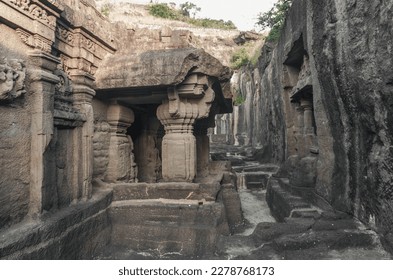 Ellora is a complex of cave temples of the three most popular religious and philosophical movements in India: Buddhism, Hinduism and Jainism.