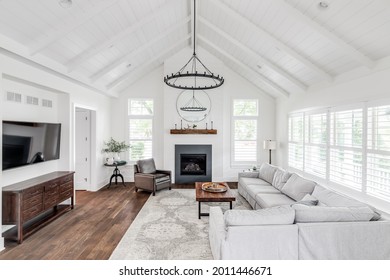 ELMHURST, IL, USA - MAY 26, 2020: A Modern Farmhouse Living Room With Shiplap, Exposed White Beams, A Fireplace, And Furniture On Hardwood Floors.