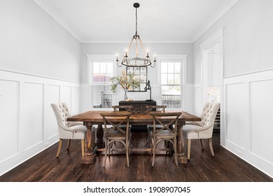 ELMHURST, IL, USA - NOVEMBER 4, 2020 - A Modern Dining Room With Rustic, Farmhouse Decor. A Large Wood Table And Chairs Sit Below An Iron And Rope Chandelier.