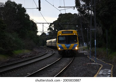 Elsternwick, Victoria, Australia - July 11 2021: A Comeng Train, Part Of The Metro Trains Melbourne Fleet, Rounds A Bend On Its Way To Sandringham On A Grey Day