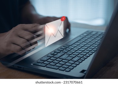 Concepto de marketing por correo electrónico, persona de negocios que envía correo electrónico de un ordenador portátil al cliente, contacto y comunicación de negocios, icono de correo electrónico, envío de correo electrónico o boletín, red de trabajo en línea.