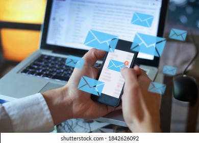 concepto de email marketing, persona leyendo correo electrónico en smartphone, recibir un nuevo mensaje