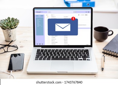 E-Mail-Benachrichtigungskonzept, eine neue E-Mail-Posteingang, Umschlag mit eingehenden Nachrichten auf Laptop-Bildschirm, Hintergrund für Büroarbeitsplätze