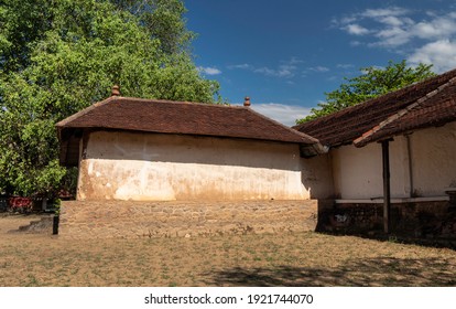 Embekke devalaya of Sri Lanka Kandy, Embekka Devalaya was built by the King Vikramabahu III of Gampola Era in Sri Lanka. 