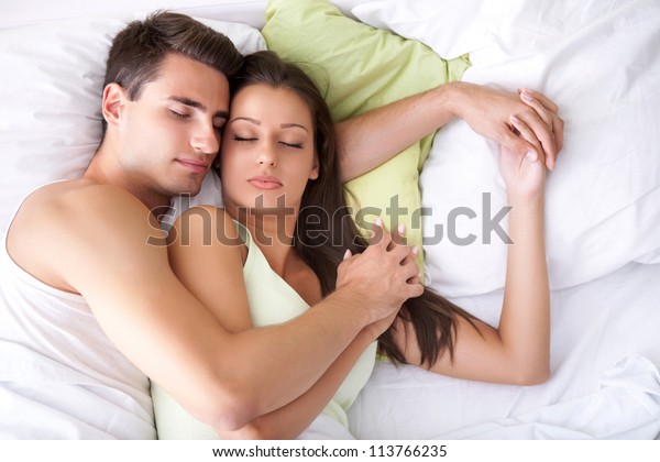 Embrasser Un Jeune Couple Qui Dort Photo De Stock Modifiable Embrasser Un Jeune Couple Qui Dort Photo De Stock Modifiable