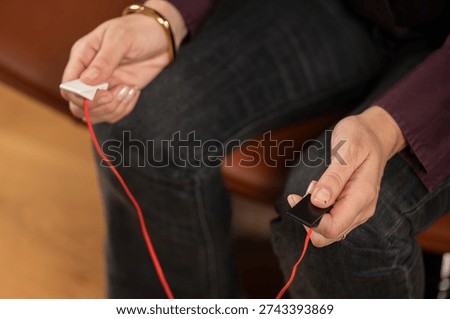 EMDR session guided by pulsator-generated alternating vibrations to support bilateral stimulation and therapeutic focus. Emphasizes rhythm consistency and clinical safety.